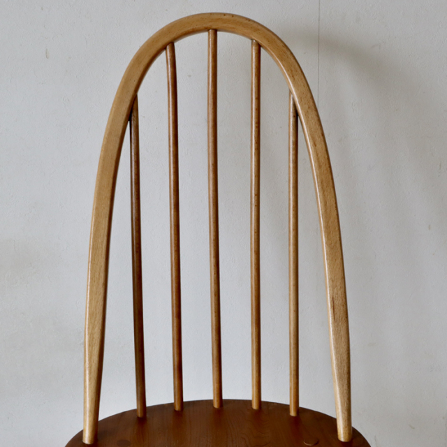 アーコール（ERCOL）製ビンテージのクエーカーチェアの背もたれ