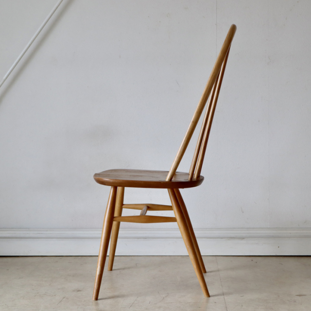 アーコール（ERCOL）製ビンテージのクエーカーチェアのサイド