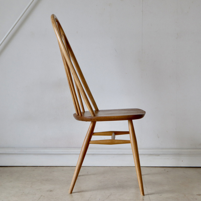 アーコール（ERCOL）製ビンテージのクエーカーチェアのサイド