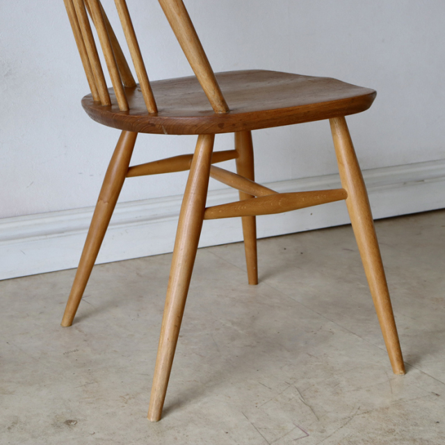アーコール（ERCOL）製ビンテージのクエーカーチェアの脚部