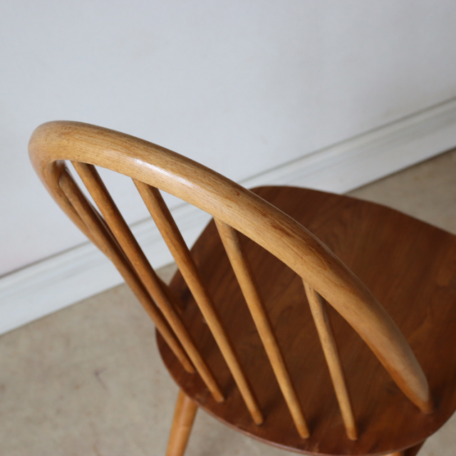 アーコール（ERCOL）製ビンテージのクエーカーチェアの背もたれ