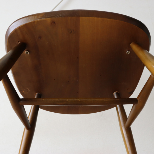 アーコール（ERCOL）製ビンテージのクエーカーチェアの座面裏