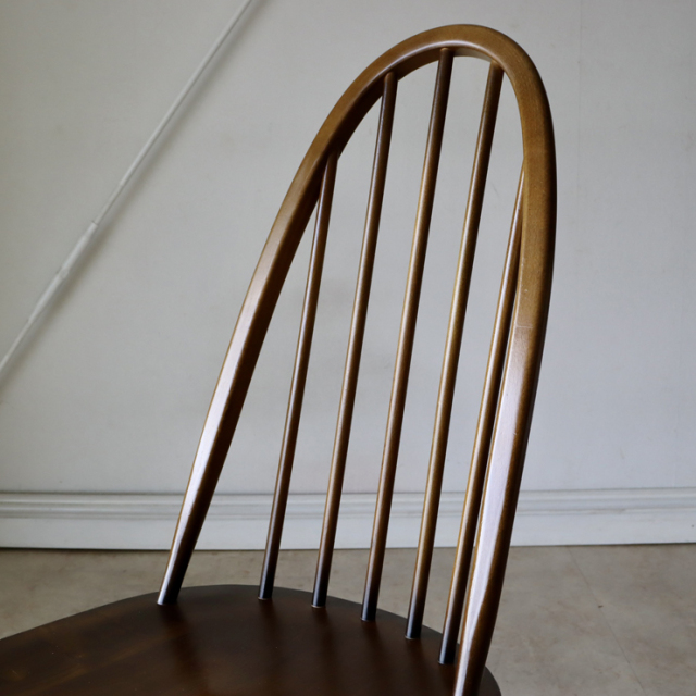 アーコール（ERCOL）製ビンテージのクエーカーチェアの背もたれ
