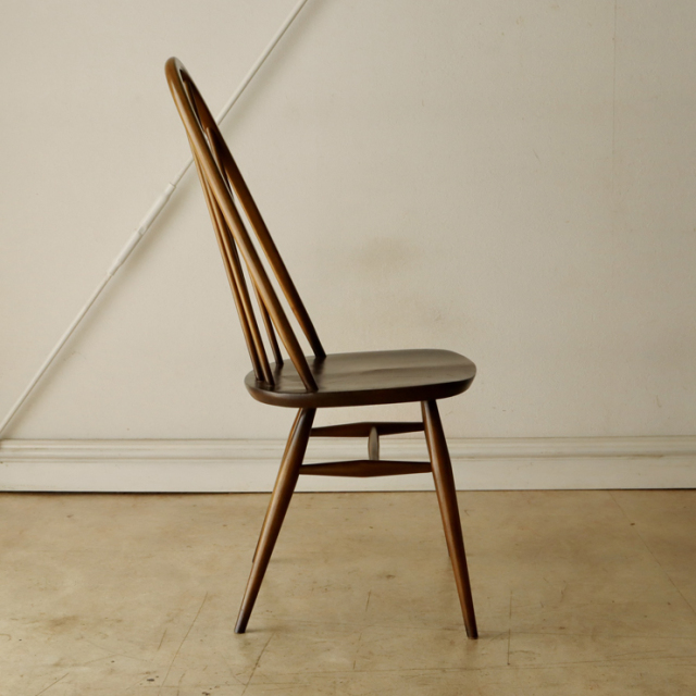 アーコール（ERCOL）製ビンテージのクエーカーチェアのサイド