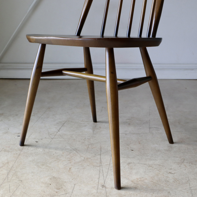 アーコール（ERCOL）製ビンテージのクエーカーチェアの脚部