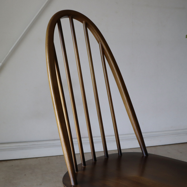 アーコール（ERCOL）製ビンテージのクエーカーチェアの背もたれ