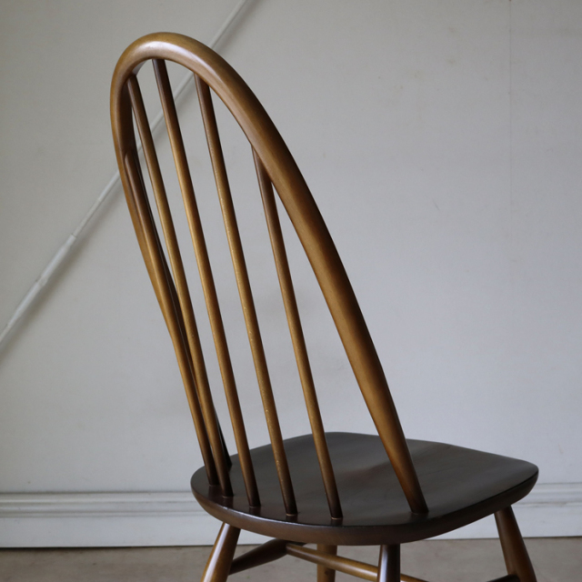アーコール（ERCOL）製ビンテージのクエーカーチェアの背もたれ