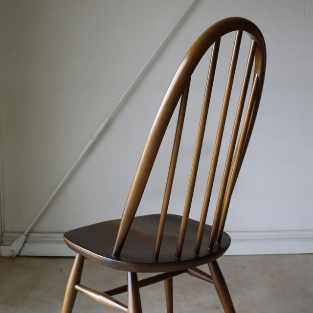 アーコール（ERCOL）製ビンテージのクエーカーチェアの背もたれ