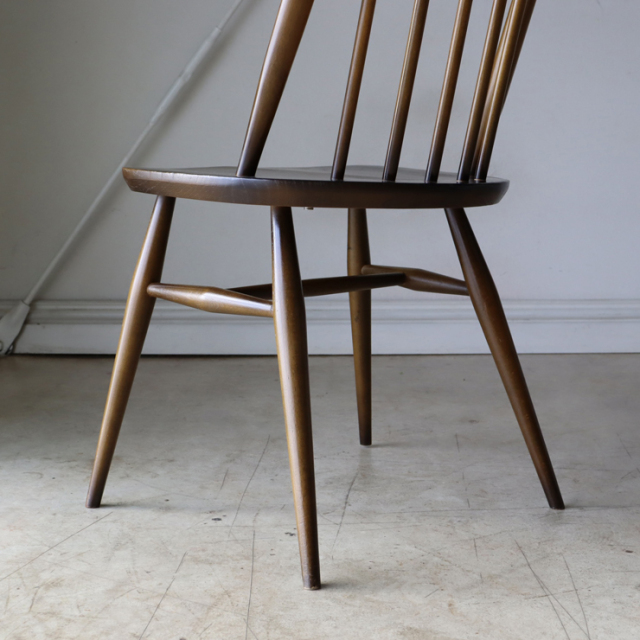 アーコール（ERCOL）製ビンテージのクエーカーチェアの脚部