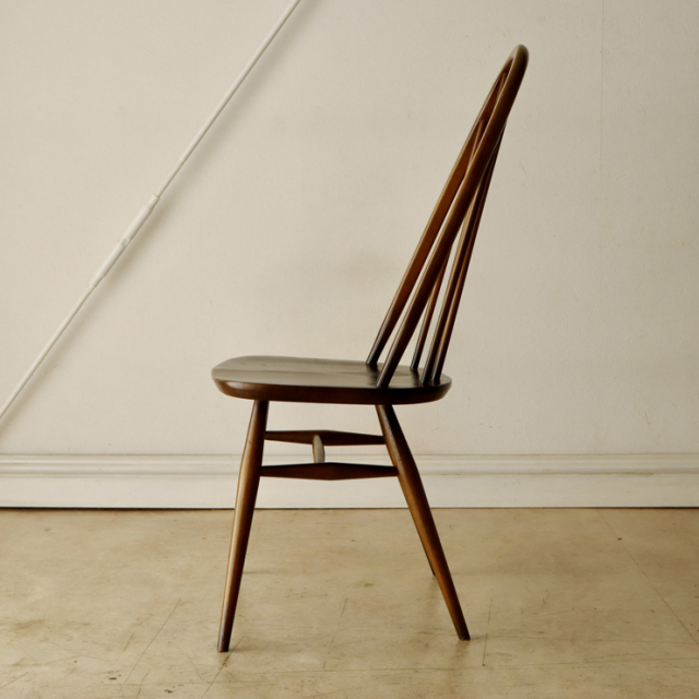 アーコール（ERCOL）製ビンテージのクエーカーチェアのサイド