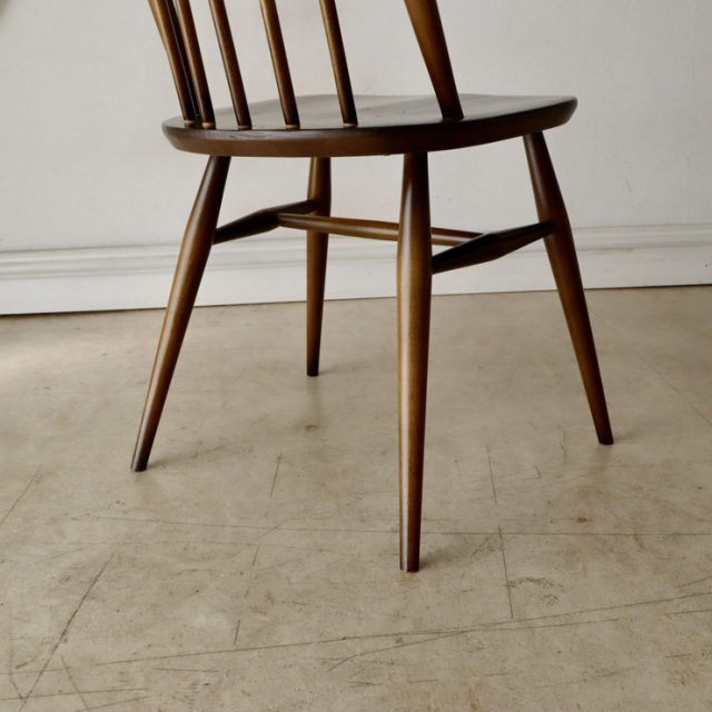 アーコール（ERCOL）製ビンテージのクエーカーチェアの脚部