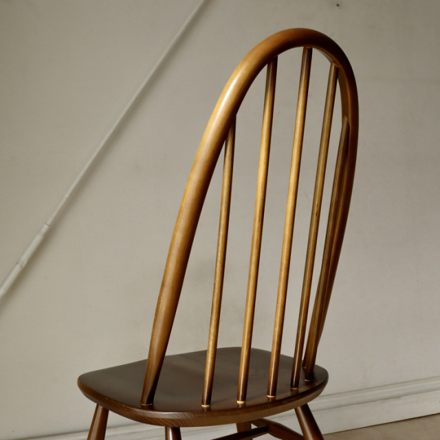 アーコール（ERCOL）製ビンテージのクエーカーチェアの背もたれ背面