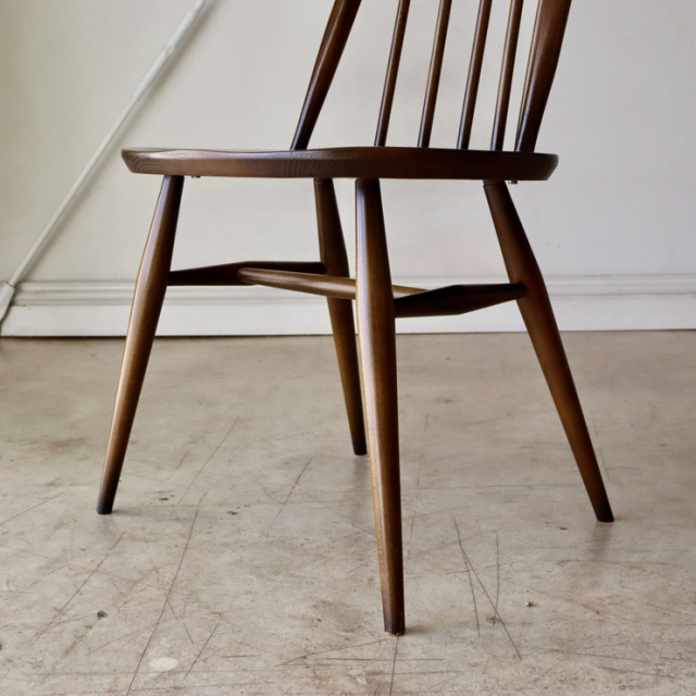 アーコール（ERCOL）製ビンテージのクエーカーチェアの脚部