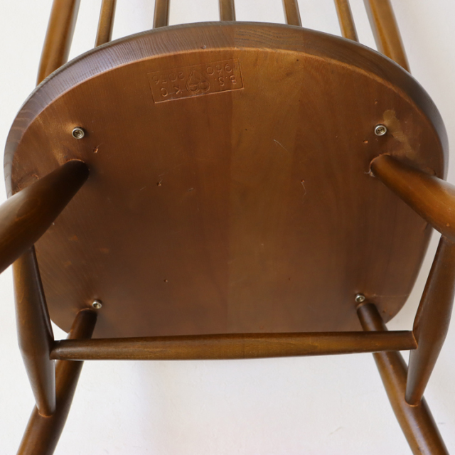アーコール（ERCOL）製ビンテージのクエーカーチェアの座面裏