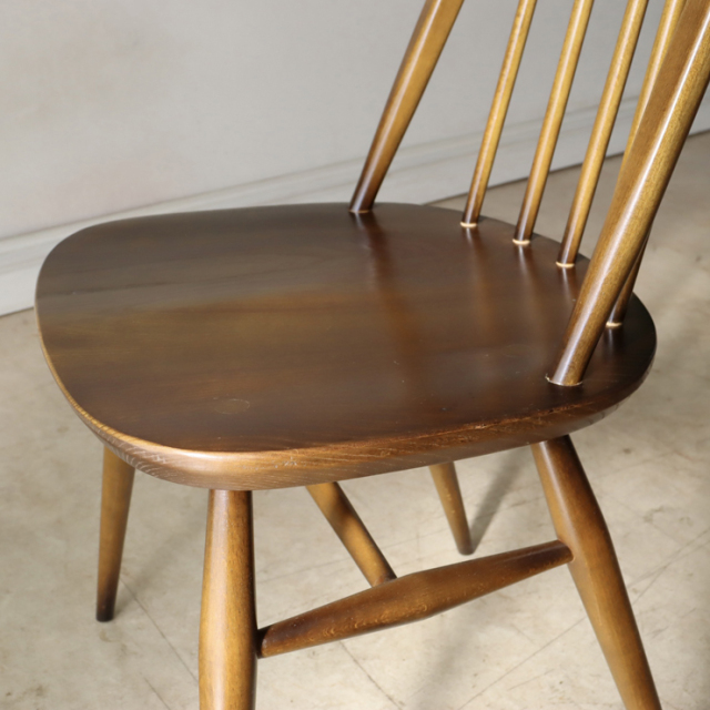 アーコール（ERCOL）製ビンテージのクエーカーチェアの座面傷