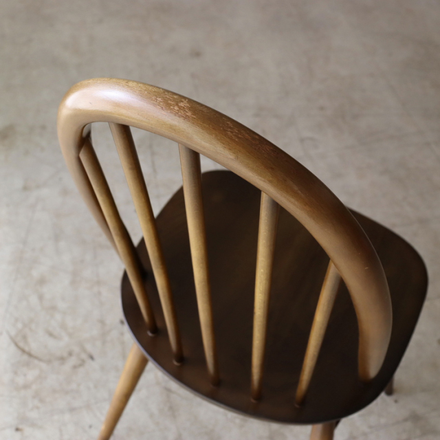 アーコール（ERCOL）製ビンテージのクエーカーチェアの薄い傷