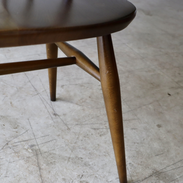 アーコール（ERCOL）製ビンテージのクエーカーチェアの脚の傷