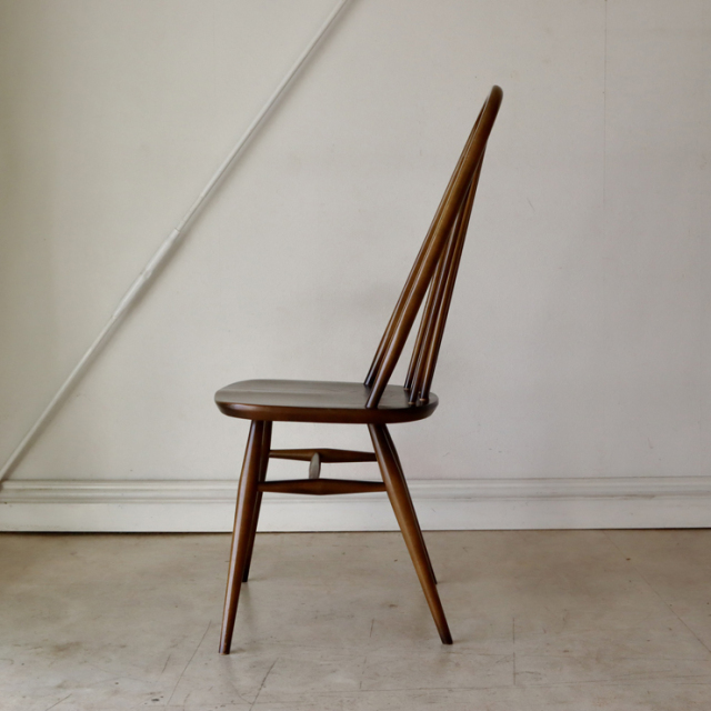 アーコール（ERCOL）製ビンテージのクエーカーチェアのサイド