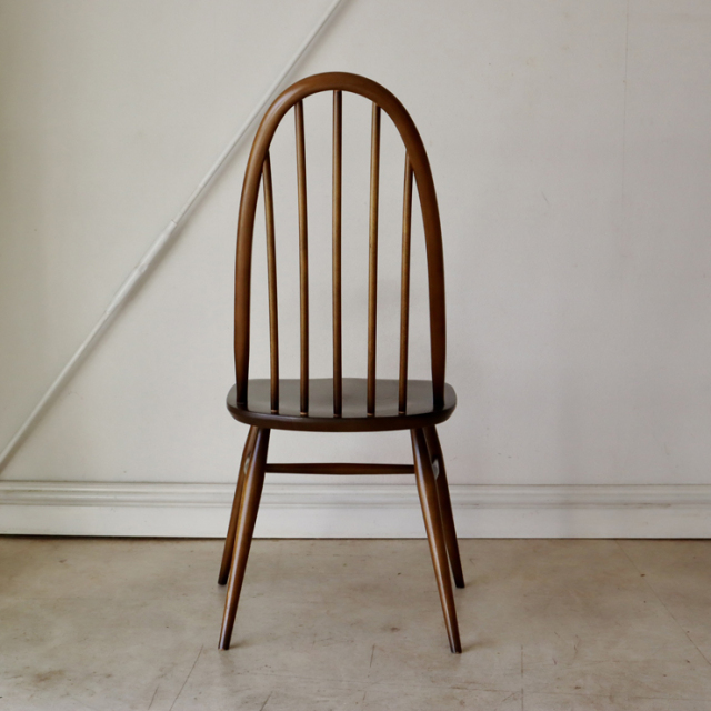 アーコール（ERCOL）製ビンテージのクエーカーチェアの背面