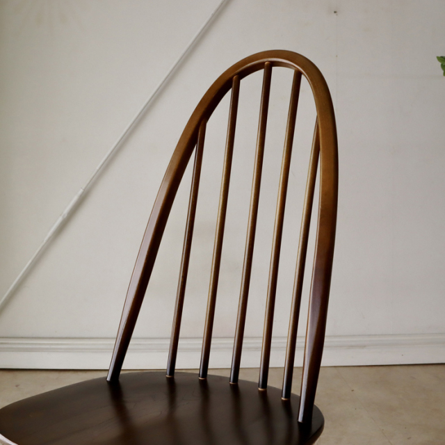 アーコール（ERCOL）製ビンテージのクエーカーチェアの背もたれ