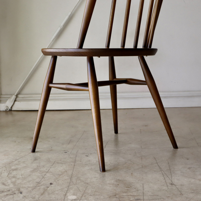アーコール（ERCOL）製ビンテージのクエーカーチェアの脚部
