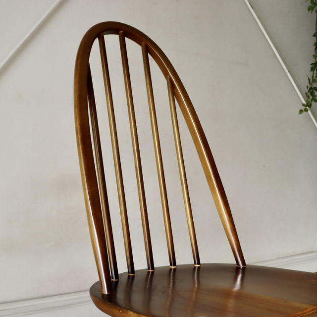 アーコール（ERCOL）製ビンテージのクエーカーチェアの背もたれ
