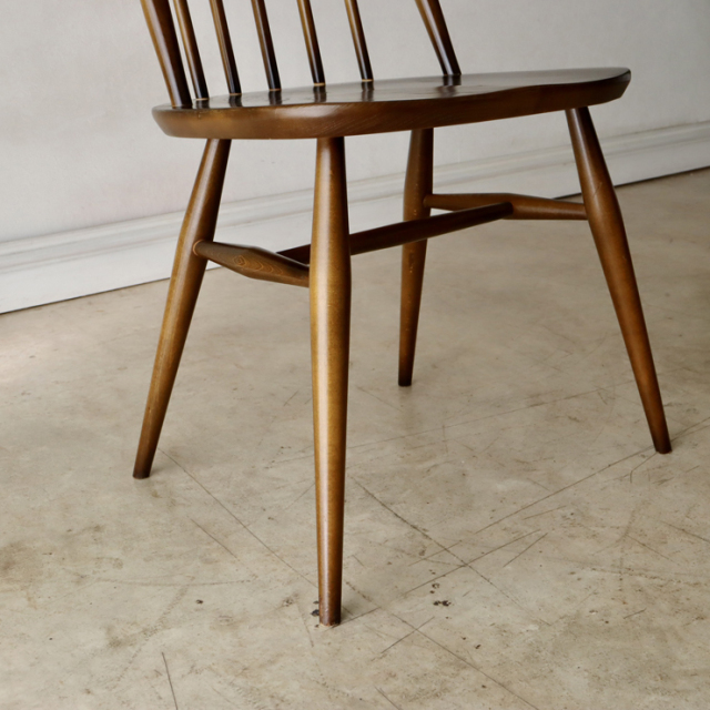 アーコール（ERCOL）製ビンテージのクエーカーチェアの脚部
