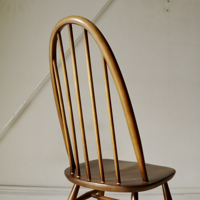 アーコール（ERCOL）製ビンテージのクエーカーチェアの背もたれ背面