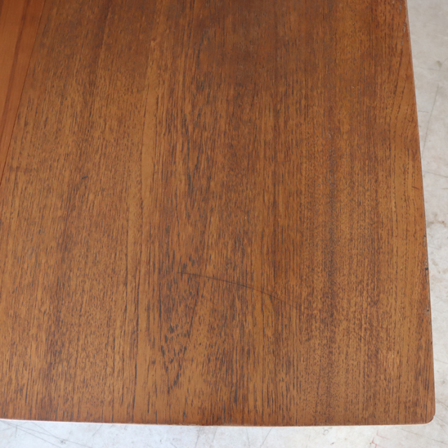 ビンテージのダイニングテーブルの詳細