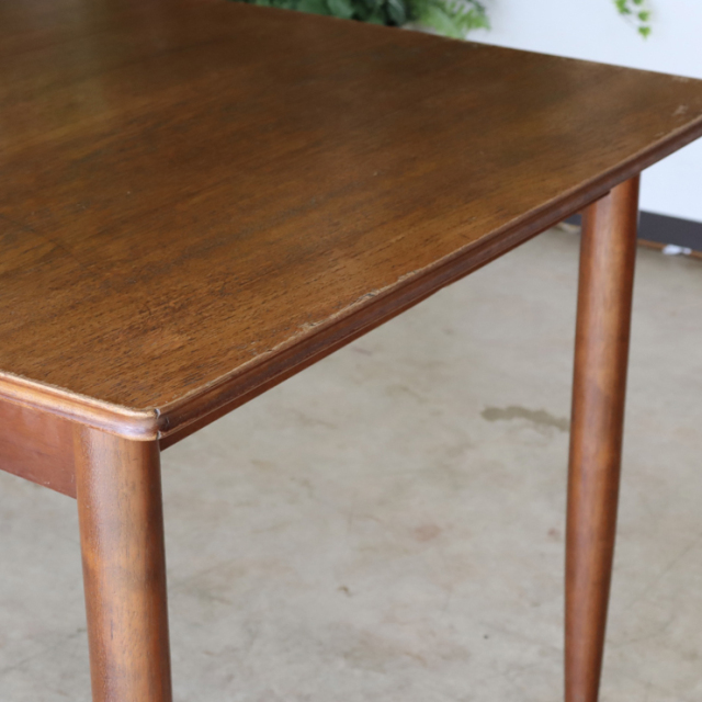 ビンテージのダイニングテーブルの詳細