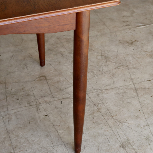 ビンテージのダイニングテーブルの詳細