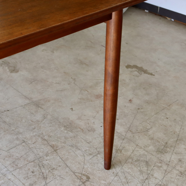 ビンテージのダイニングテーブルの詳細