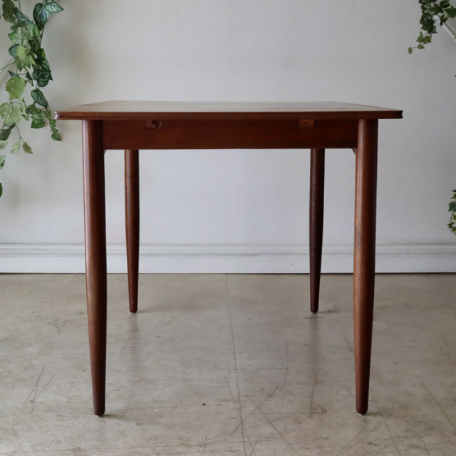 ビンテージのダイニングテーブルの全体