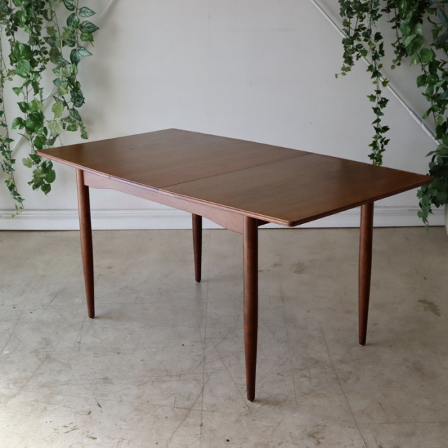 ビンテージのダイニングテーブルの全体