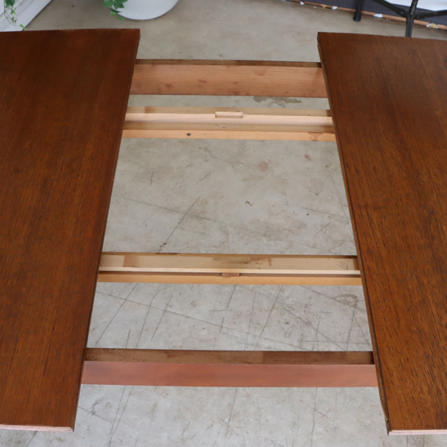 ビンテージのダイニングテーブルの詳細