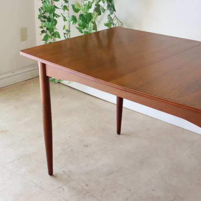 ビンテージのダイニングテーブルの詳細