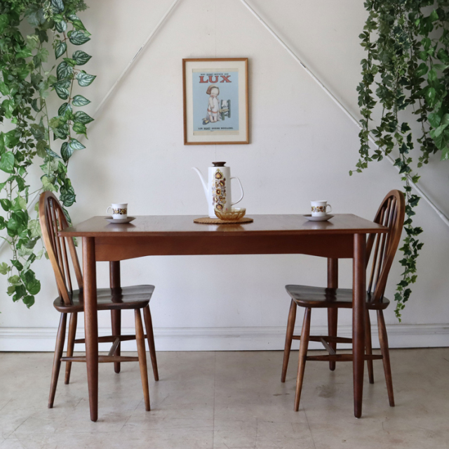 ビンテージのダイニングテーブルの全体