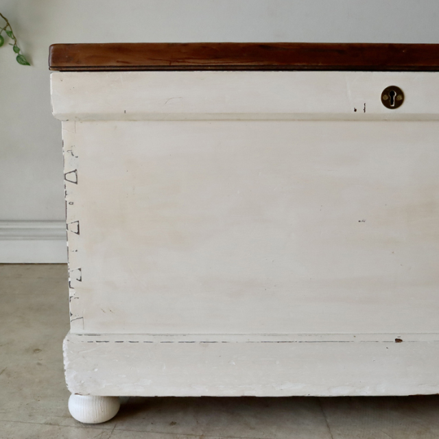 イギリス製ビンテージのホワイトウッドボックス左半分