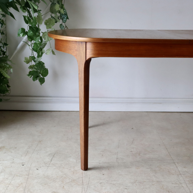 NATHAN製オーバルダイニングテーブル 商品番号【122033