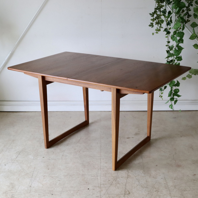 デザインされた脚 ヴィンテージダイニングテーブル 商品番号【122050