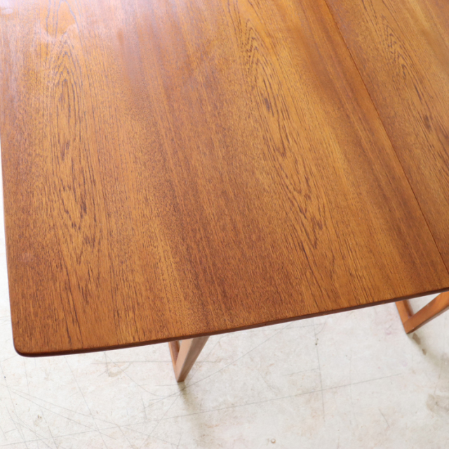 デザインされた脚 ヴィンテージダイニングテーブル 商品番号【122050