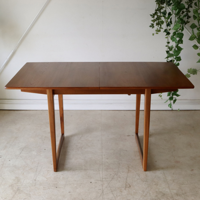 デザインされた脚 ヴィンテージダイニングテーブル 商品番号【122050