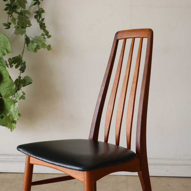 コフォードホーンズレッド（KOEFOEDSHORNSLET)社製ビンテージのダイニングチェアの斜め