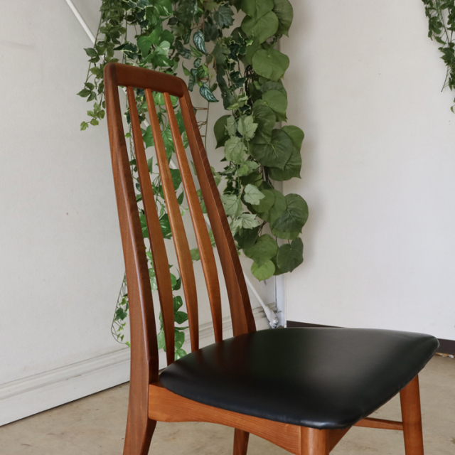 コフォードホーンズレッド（KOEFOEDSHORNSLET)社製ビンテージのダイニングチェアの斜め