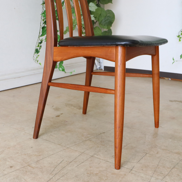 コフォードホーンズレッド（KOEFOEDSHORNSLET)社製ビンテージのダイニングチェアの斜め