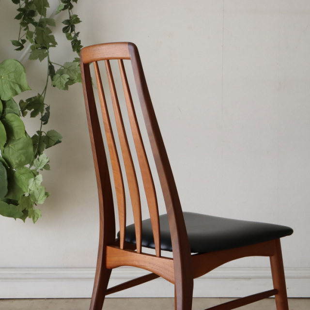 コフォードホーンズレッド（KOEFOEDSHORNSLET)社製ビンテージのダイニングチェアの斜め