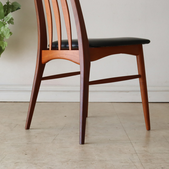 コフォードホーンズレッド（KOEFOEDSHORNSLET)社製ビンテージのダイニングチェアの斜め