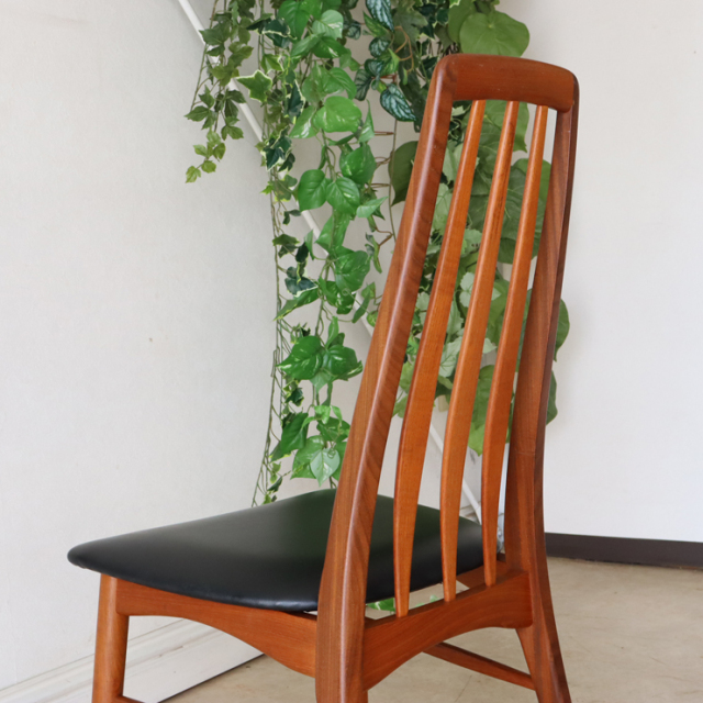 コフォードホーンズレッド（KOEFOEDSHORNSLET)社製ビンテージのダイニングチェアの斜め