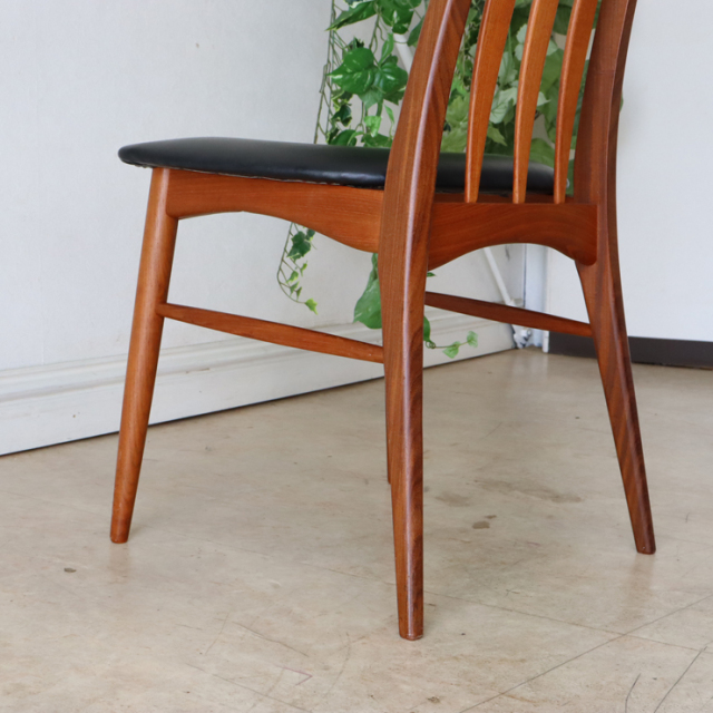 コフォードホーンズレッド（KOEFOEDSHORNSLET)社製ビンテージのダイニングチェアの斜め