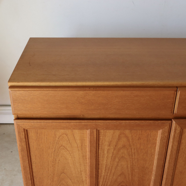 マッキントッシュ（Mcintosh）ビンテージのサイドボードの左上面